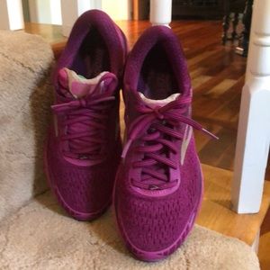 Brooks GTS 18 running shoes size 8